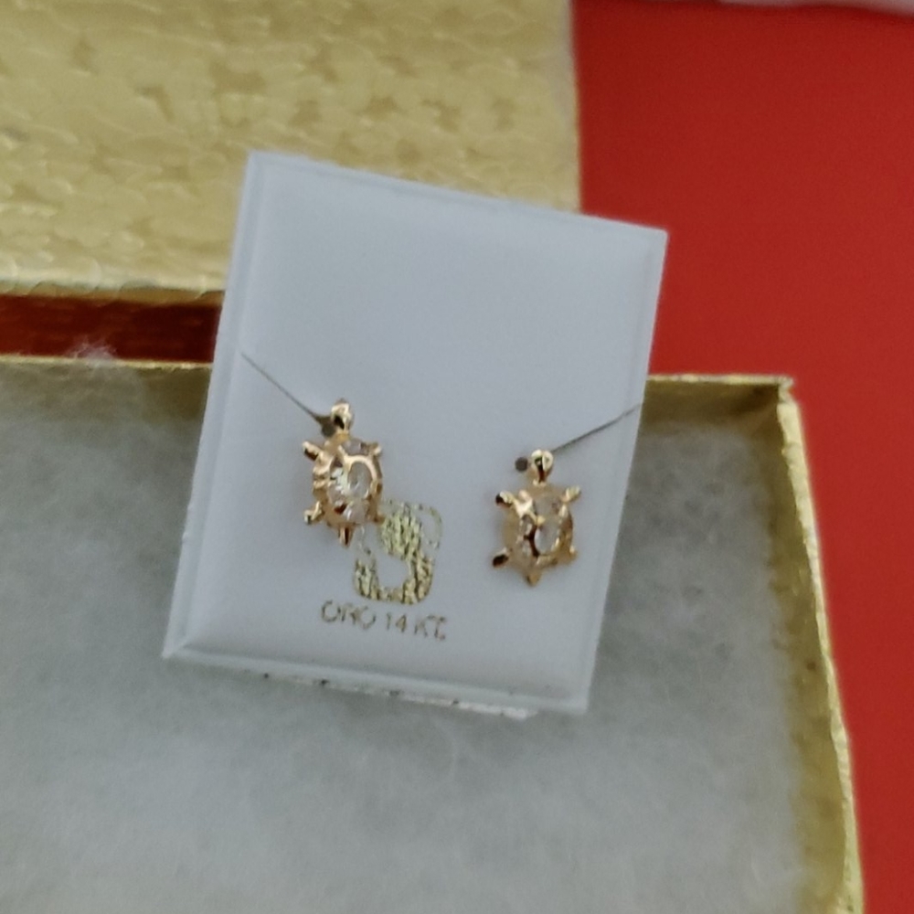A 14 K gold earrings